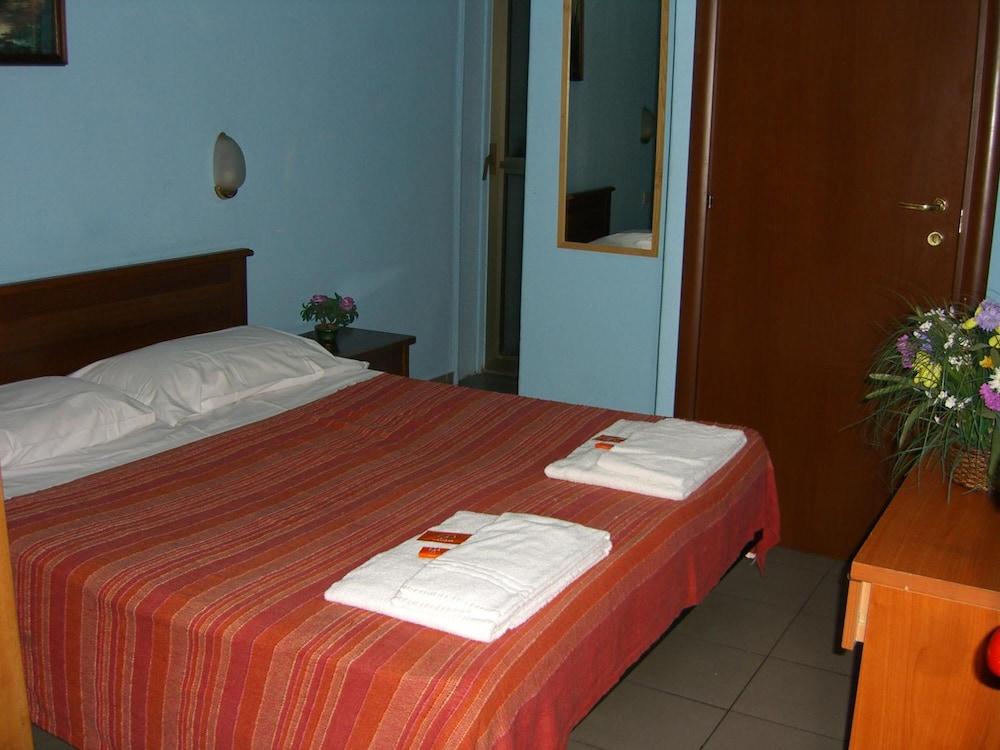 Hotel Mercurio Milán Exterior foto